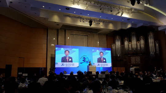 조현정 SW산업협회 회장이 협회 30주년 기념식에서 축사를 하고 있다,